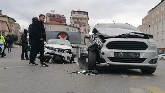 Kocaeli'de otomobil ile hafif ticari araç çarpıştı: 3 yaralı!