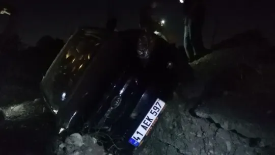 Kocaeli'de otomobil su kanalına uçtu: 2 yaralı!