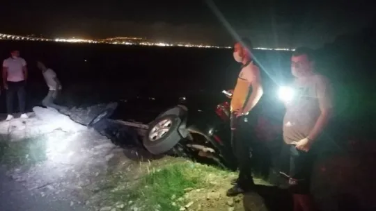 Kocaeli'de otomobil su kanalına uçtu: 2 yaralı!