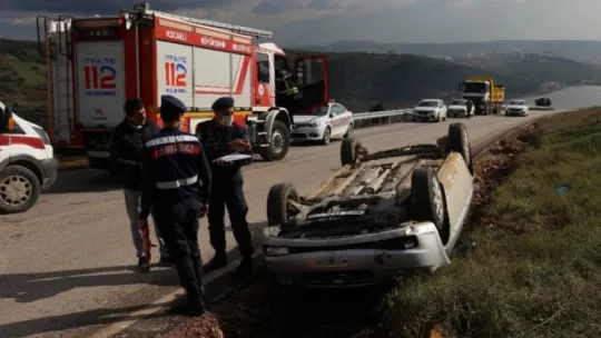 Kocaeli'de otomobil su kanalına düştü! 