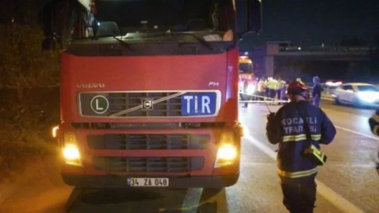 Kocaeli'de otomobil tıra arkadan çarptı: 1 ölü!