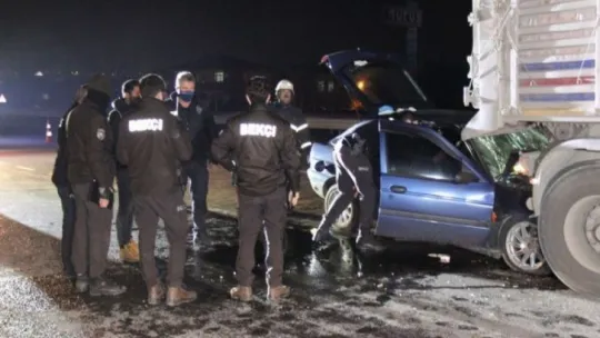 Kocaeli'de otomobil tırın altına girdi: 1 ölü!
