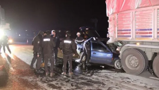 Kocaeli'de otomobil tırın altına girdi: 1 ölü!
