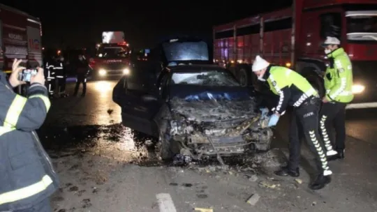 Kocaeli'de otomobil tırın altına girdi: 1 ölü!