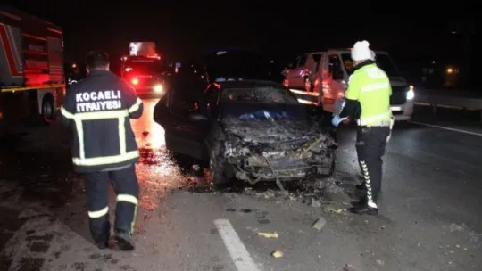 Kocaeli'de otomobil tırın altına girdi: 1 ölü!