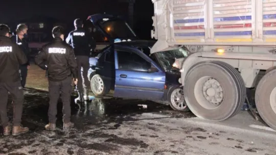 Kocaeli'de otomobil tırın altına girdi: 1 ölü!