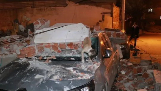 Kocaeli'de park halindeki otomobillerin üzerine beton düştü!