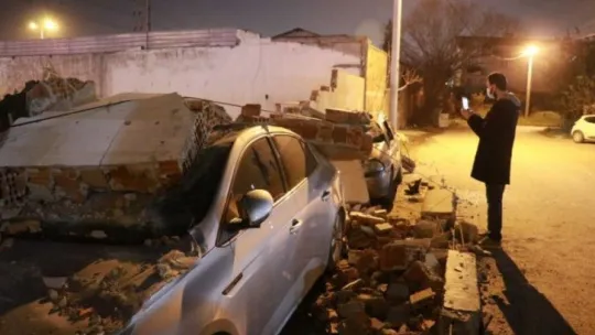 Kocaeli'de park halindeki otomobillerin üzerine beton düştü!