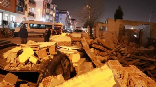 Kocaeli'de park halindeki otomobillerin üzerine beton düştü!