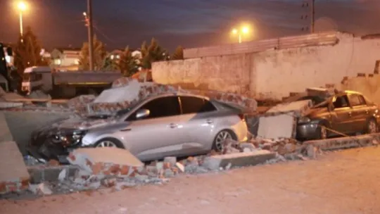 Kocaeli'de park halindeki otomobillerin üzerine beton düştü!