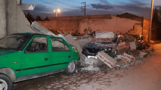 Kocaeli'de park halindeki otomobillerin üzerine beton düştü!