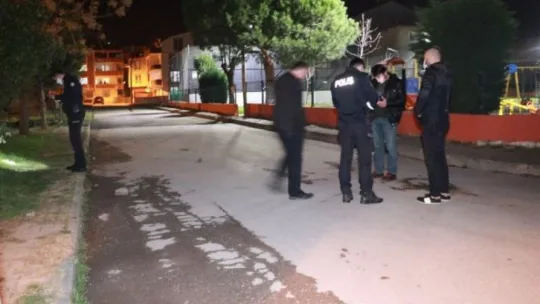 Kocaeli'de parkta tartıştığı husumetlisi tarafından silahla vuruldu!