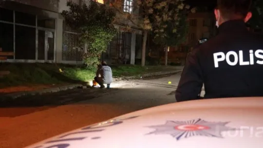 Kocaeli'de parkta tartıştığı husumetlisi tarafından silahla vuruldu!