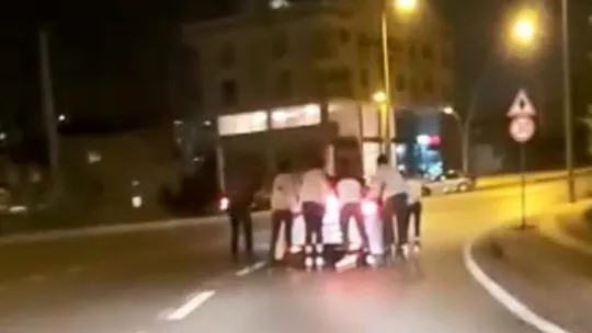 Kocaeli'de patenli gençlerin tehlikeli yolculukları kameraya yansıdı