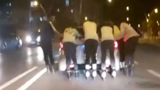 Kocaeli'de patenli gençlerin tehlikeli yolculukları kameraya yansıdı