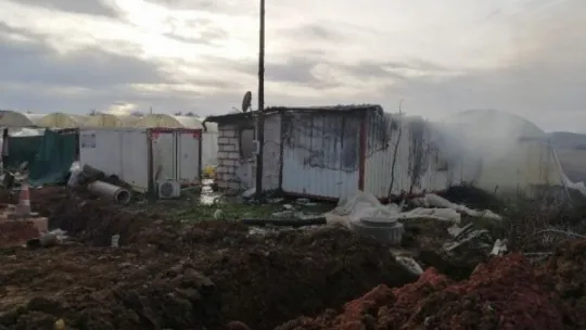 Kocaeli'de prefabrik ev alev alev yandı