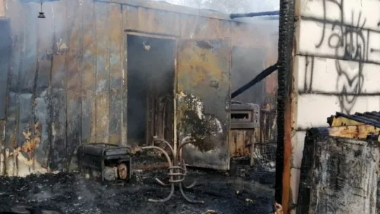 Kocaeli'de prefabrik ev alev alev yandı
