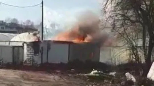 Kocaeli'de prefabrik ev alev alev yandı