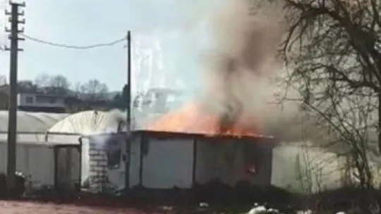 Kocaeli'de prefabrik ev alev alev yandı