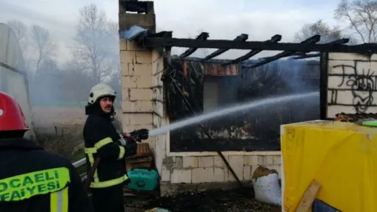 Kocaeli'de prefabrik ev alev alev yandı
