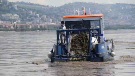 Kocaeli'de selin sürüklediği atıklar İzmit Körfezi'nde rekoru getirdi