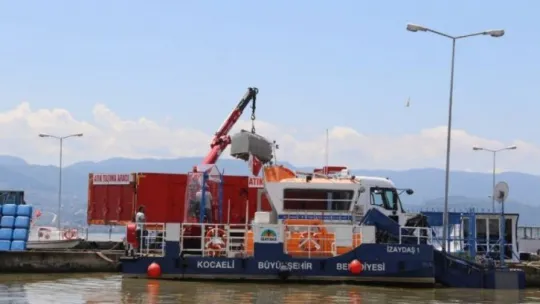 Kocaeli'de selin sürüklediği atıklar İzmit Körfezi'nde rekoru getirdi
