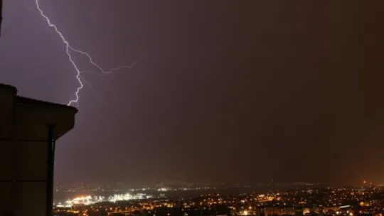 Kocaeli'de şimşekler geceyi aydınlattı