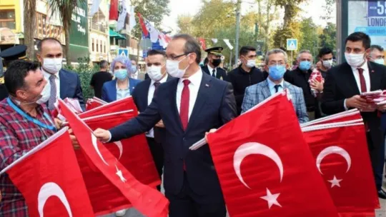 Kocaeli'de sokaklar kırmızı beyaza büründü!