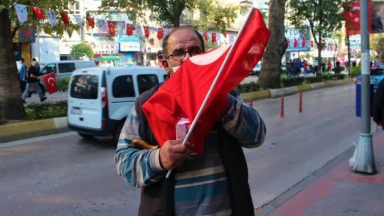 Kocaeli'de sokaklar kırmızı beyaza büründü!