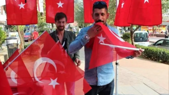 Kocaeli'de sokaklar kırmızı beyaza büründü!