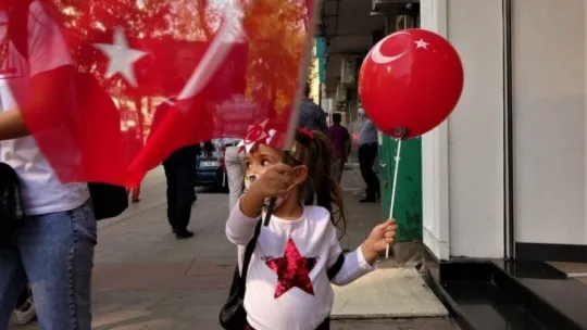 Kocaeli'de sokaklar kırmızı beyaza büründü!
