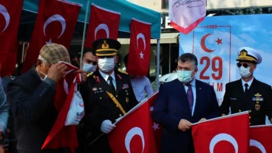 Kocaeli'de sokaklar kırmızı beyaza büründü!