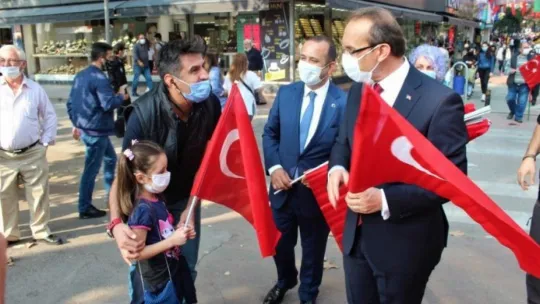 Kocaeli'de sokaklar kırmızı beyaza büründü!