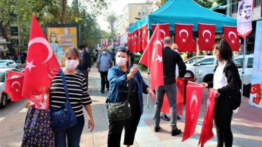 Kocaeli'de sokaklar kırmızı beyaza büründü!