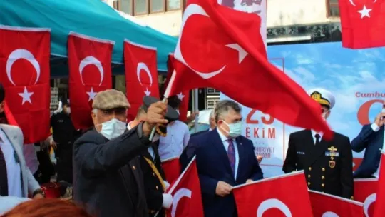 Kocaeli'de sokaklar kırmızı beyaza büründü!