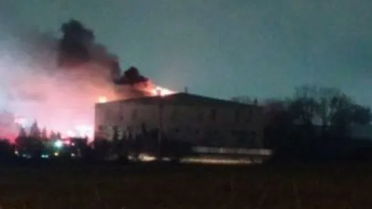 Kocaeli'de süt fabrikası alevlere teslim oldu!