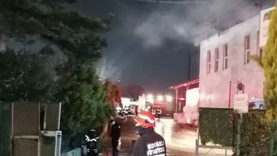 Kocaeli'de süt fabrikası alevlere teslim oldu!