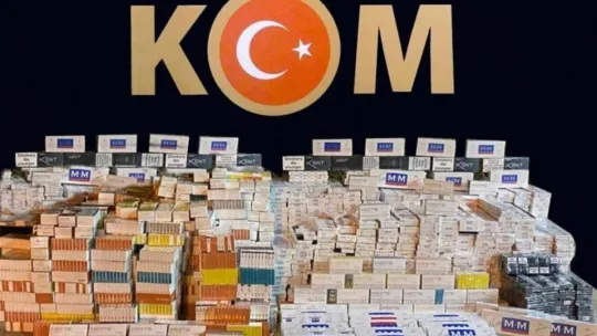 Kocaeli'de tır dorsesinde kaçak sigara ve cep telefonu ele geçirildi