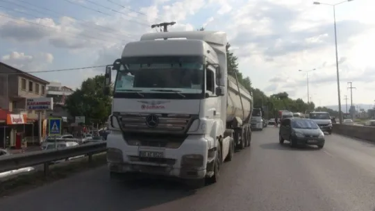 Kocaeli'de tır ile otomobil çarpıştı: 2 yaralı