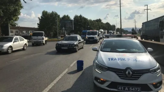 Kocaeli'de tır ile otomobil çarpıştı: 2 yaralı