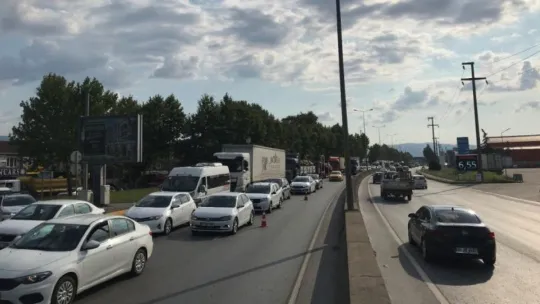Kocaeli'de tır ile otomobil çarpıştı: 2 yaralı