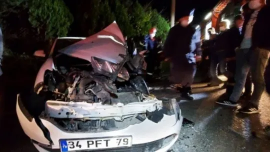 Kocaeli'de tırla otomobil çarpıştı!