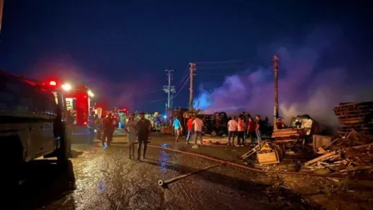 Kocaeli'de tonlarca palet yangında kül oldu!