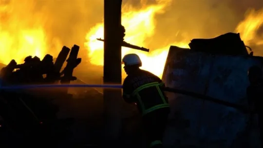 Kocaeli'de tonlarca palet yangında kül oldu!