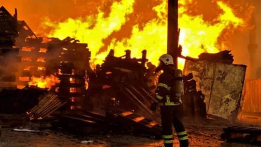 Kocaeli'de tonlarca palet yangında kül oldu!