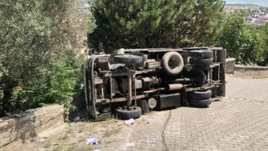 Kocaeli'de tüp yüklü kamyonet devrildi!
