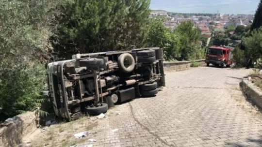 Kocaeli'de tüp yüklü kamyonet devrildi!