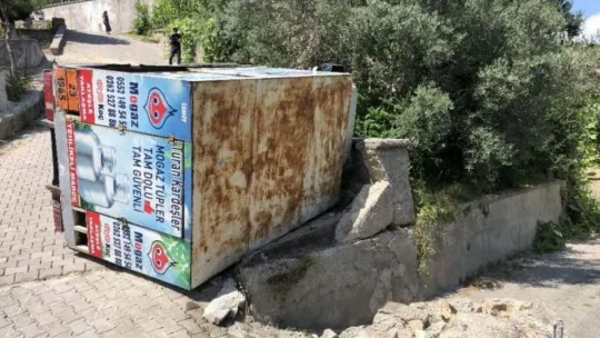 Kocaeli'de tüp yüklü kamyonet devrildi!