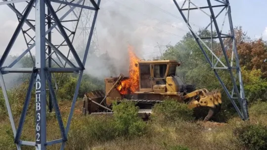 Kocaeli'de yanan iş makinesi ağaçlık alanı tutuşturdu!