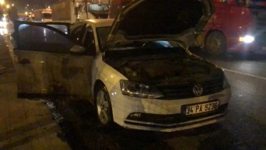 Kocaeli'de yanan otomobilden sıçrayan alevler, bir otomobili daha yaktı!